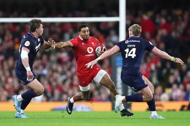 Gabriel Hamer-Webb hands off