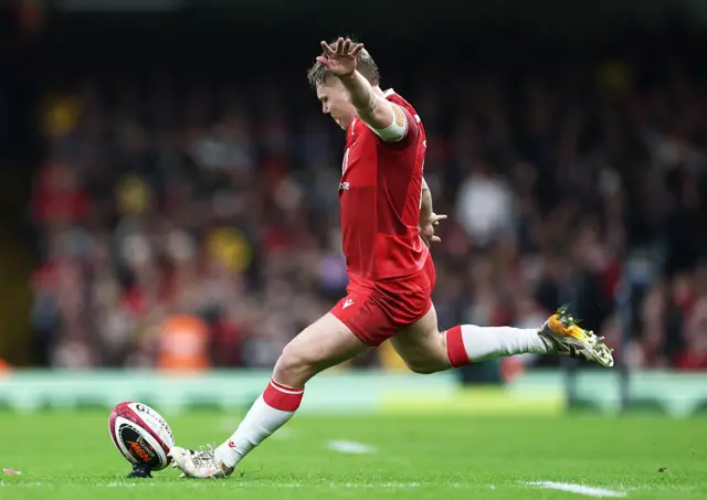 Sam Costelow kicks a penalty