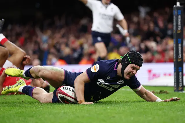 Darcy Graham scores a try