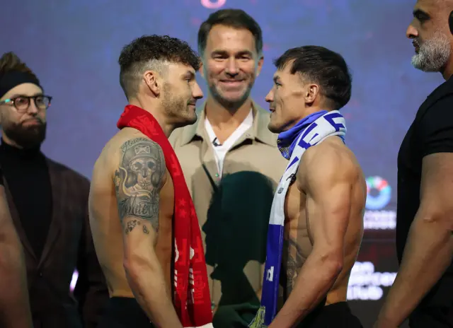 Leigh Wood wearing a red Nottingham Forest scarf and Josh Warrington wearing a white and blue Leeds scarf face-off