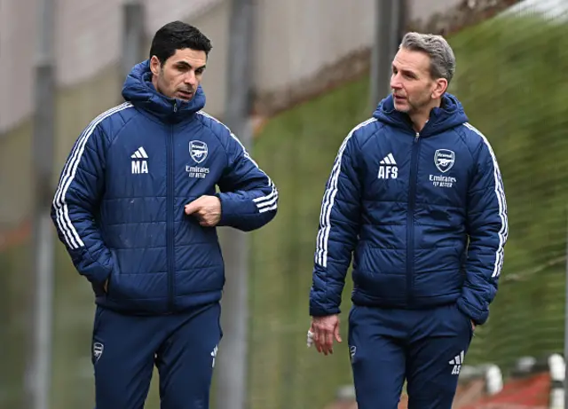 Arsenal Manager Mikel Arteta with Arsenal 1st team