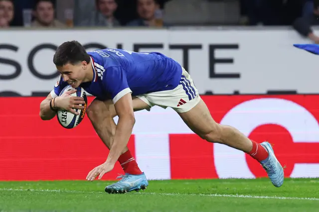 Gael Drean scoring a try