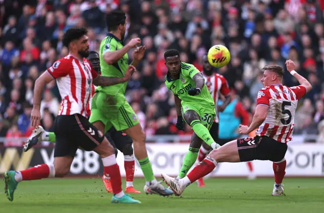 Ryan Sessegnon of Fulham takes a shot whilst under pressure from Daniel Ballard of Sunderland