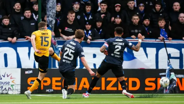 Lewis Smith scores for Livingston