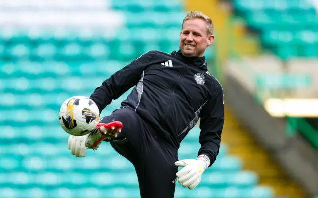Kasper Schmeichel warming up at Celtic Park