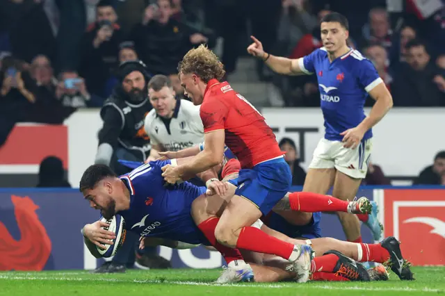 Emmanuel Meafou scoring a try