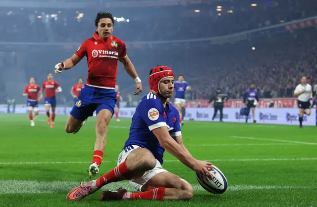Louis Bielle-Biarrey scroing a try