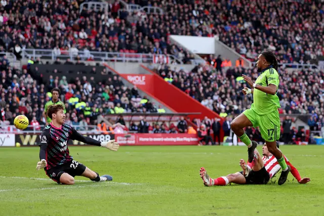Alex Iwobi of Fulham scores his team's third goal past Robin Roefs of Sunderland