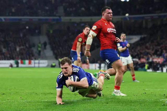 Emilien Gailleton scoring a try