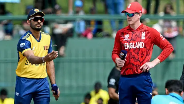 Sri Lanka's captain Dasun Shanaka (L) tosses the coin alongside his England counterpart Harry Brook before the start