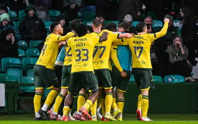 Hibernian players celebrate