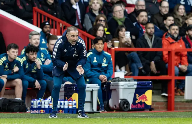 Nottingham Forest's manager Vitor Pereira encourages his side