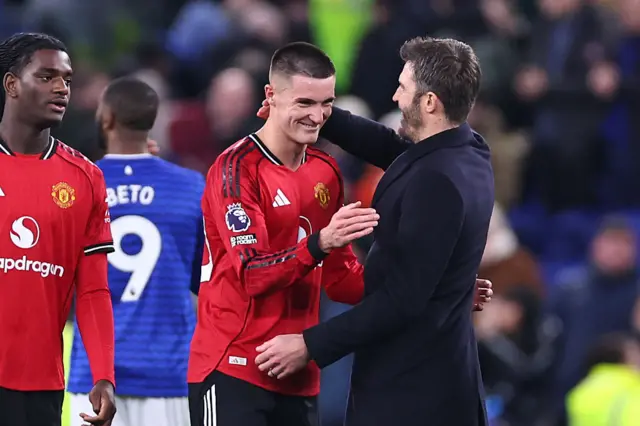 Michael Carrick celebrates at full time with Benjamin Sesko
