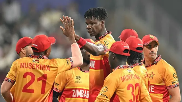 Blessing Muzarabani (C) celebrates