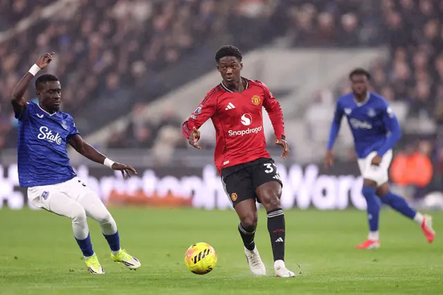 Mainoo runs away from pressure with the ball