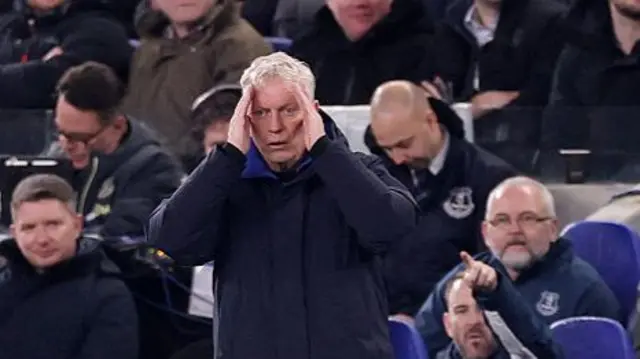 Moyes reacts on the touchline