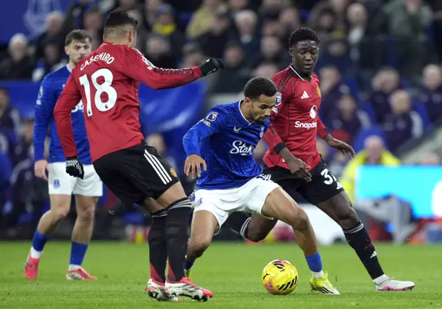 Ndiaye struggles to evade the United defence