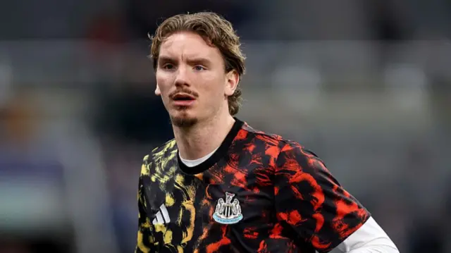 Nick Woltemade of Newcastle United warms up