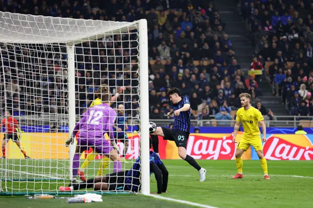 Alessandro Bastoni of FC Internazionale Milano scores his team's first goal past