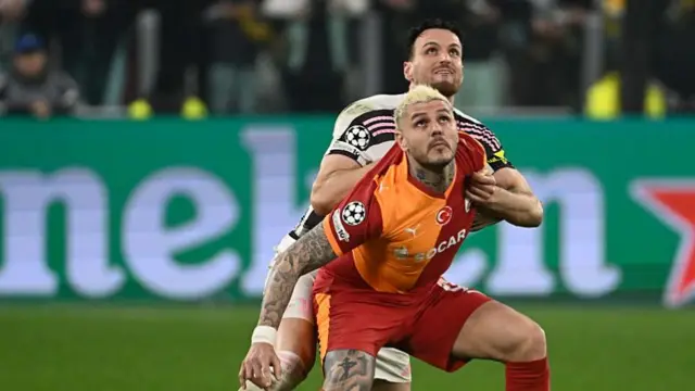 Federico Gatti and Mauro Icardi tussle