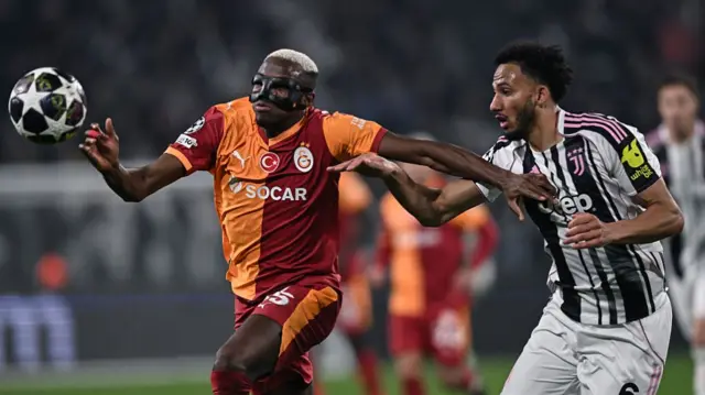 Victor Osimhen holds off a challenge