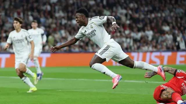 Vinicius Junior falls over