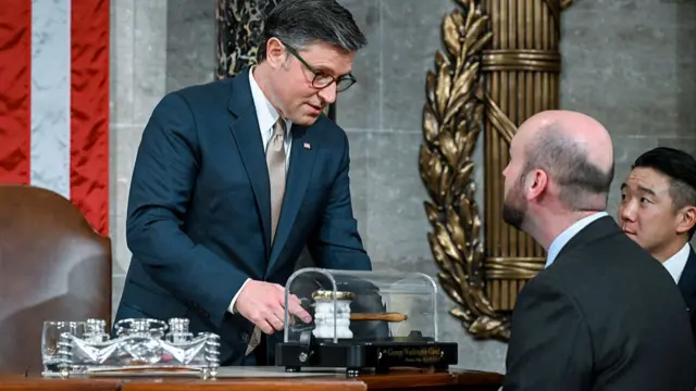 Lawmakers look at the gavel