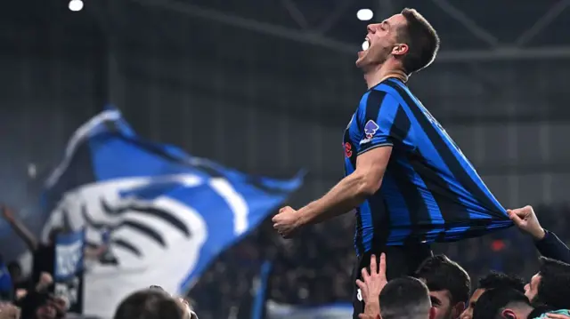 Mario Pasalic celebrates