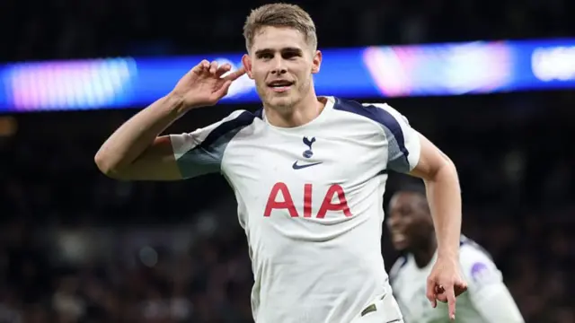 Micky van de Ven of Tottenham Hotspur celebrates scoring his team's third