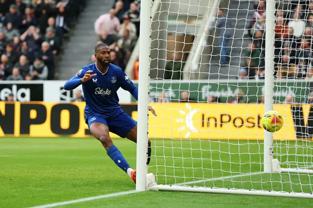 Beto of Everton scores his team's second goal