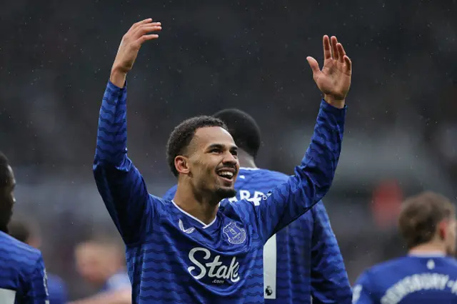 Iliman Ndiaye of Everton celebrates