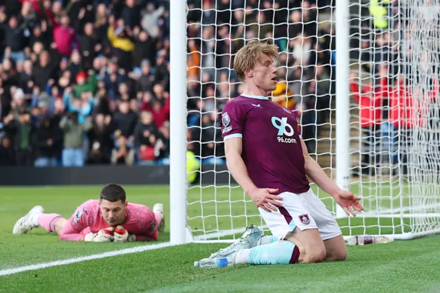 Zian Flemming of Burnley scores
