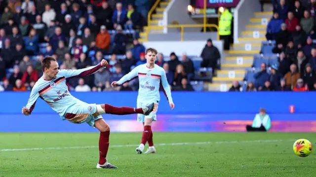 Mikkel Damsgaard scores for Brentford