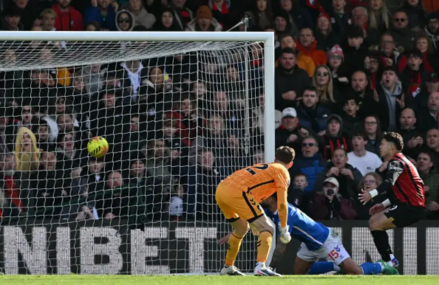 Evanilson (R) scores the equalising goal