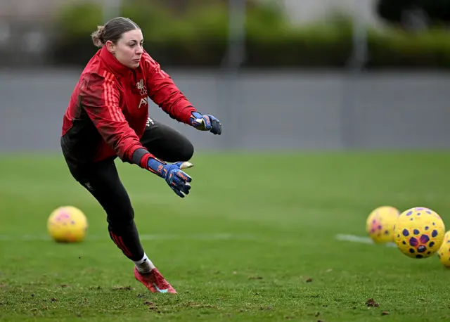 Rafaela Borggräfe dives in training