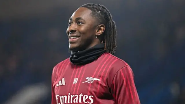 Eberechi Eze of Arsenal warms up