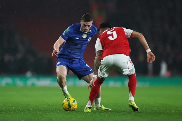 Liam Delap of Chelsea controls the ball whilst under pressure from Piero Hincapie