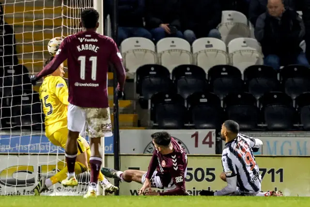 Alexander Schwolow saves from Mikael Mandron