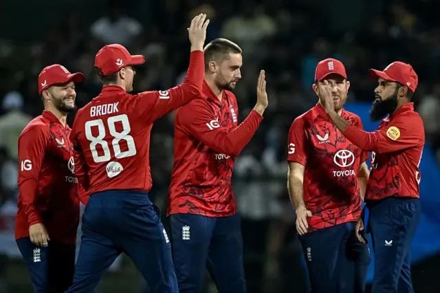 England's Will Jacks (C) celebrates with teammates after taking the wicket of Sri Lanka's Kusal Mendis