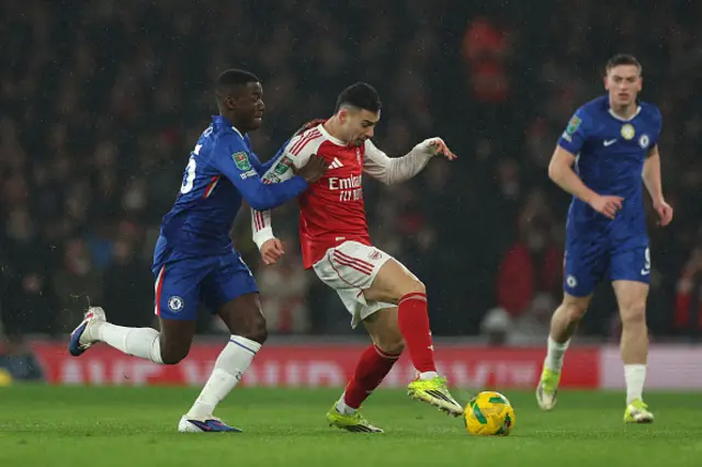 Moises Caicedo (L) vies with Arsenal's Brazilian midfielder Gabriel Martinelli