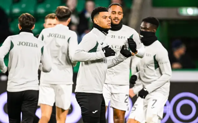 Dane Scarlett warming up for Hibs