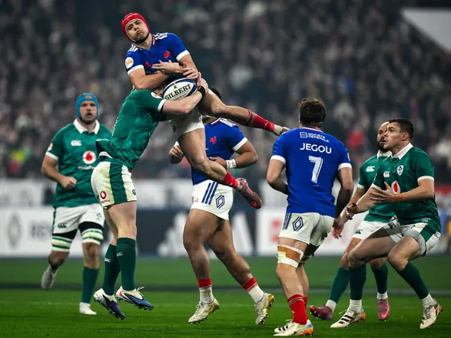 Louis Bielle Biarrey claims an aerial ball