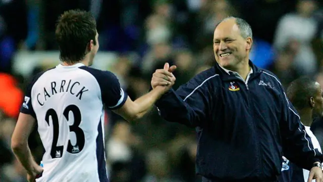 Michael Carrick and Martin Jol shaking hands