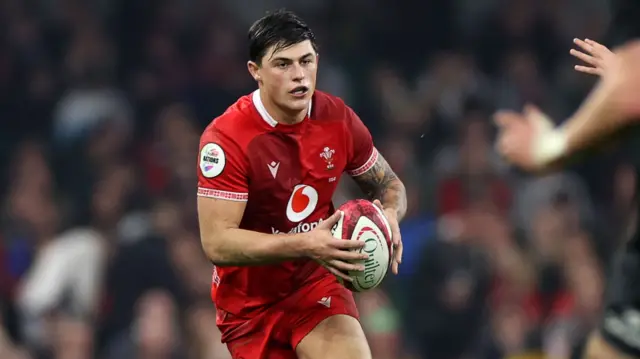 Louis Rees-Zammit runs for Wales