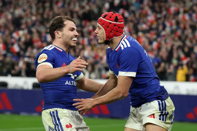 Antoine DUpont celebrates with Louis Bielle-Biarrey