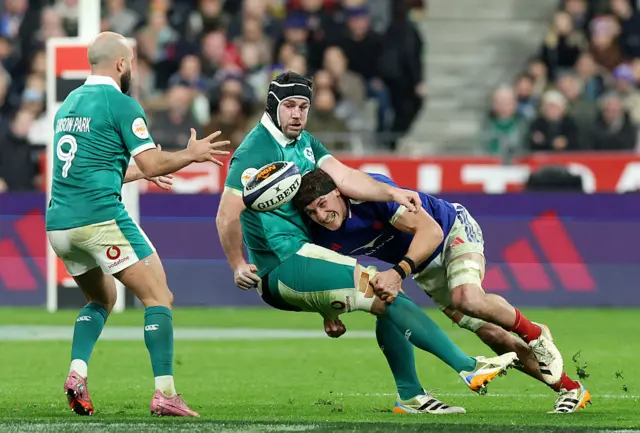 Anthony Jelonch tackles Caelan Doris