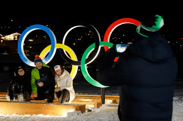 Fans take photos with the Olympic rings in the Livingo