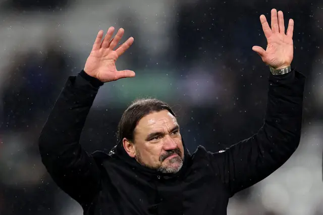 Farke waves to the fans