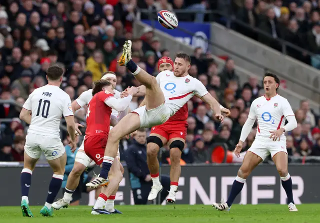 Freddie Steward lands awkwardly