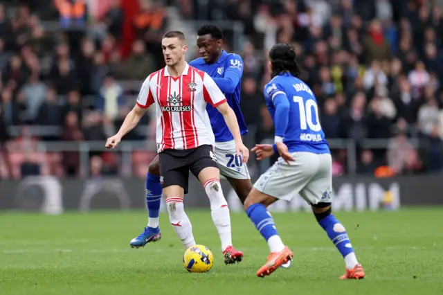 Southampton's Taylor Harwood-Bellis (left) and Watford's Mamadou Doumbia (centre) battle for the ball